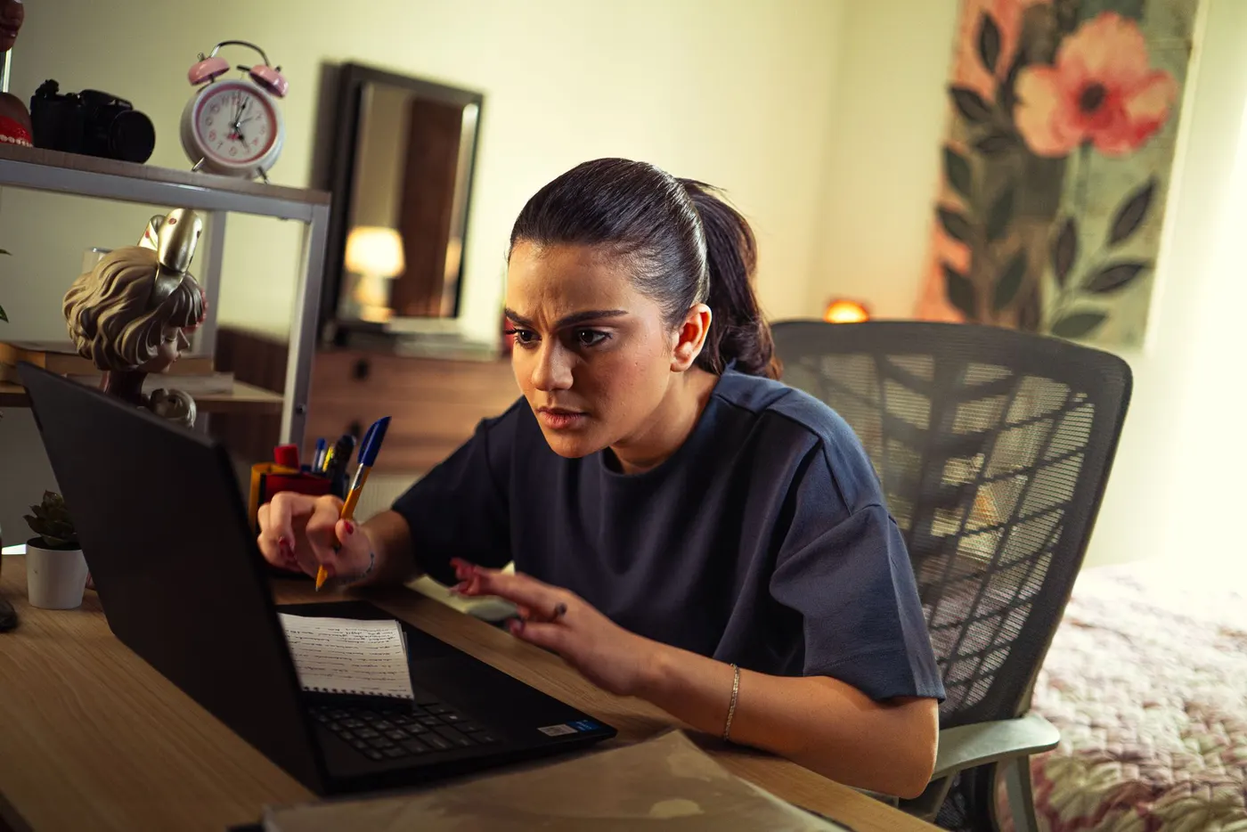 Une intermédiaire d'assurance révisant sur son ordinateur portable à un bureau